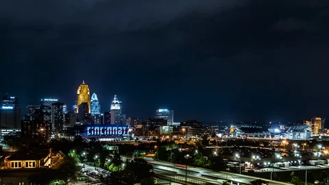 Cincinnati Ohio Skyline on a Cloudy Night 2017 動画素材 120723185