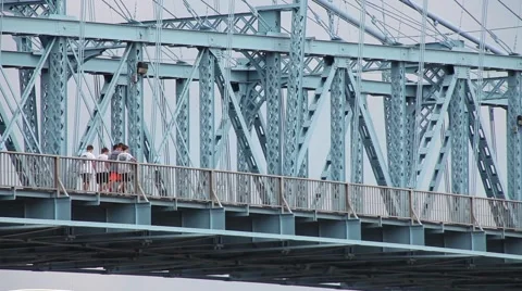 CINCINNATI, PEOPLE WALKING ON ROEBLING BRIDGE, CLOSEUP Stock Footage 59184046