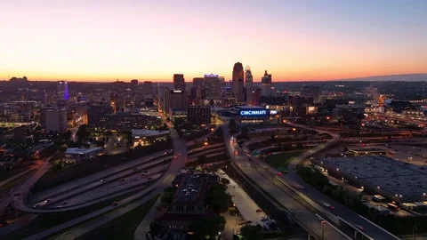 Cincinnati Skyline Aerial View at Twilight with Highway Traffic Vídeo Stock 346229985