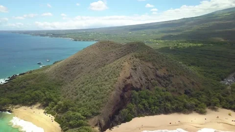 Cinder Cone forest views while clouds pan over beautiful blue skies Video stock 194586501