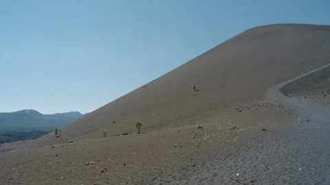 Cinder Cone Trail winding up mountain in Lassen National Park Stockbeeldmateriaal 268154456