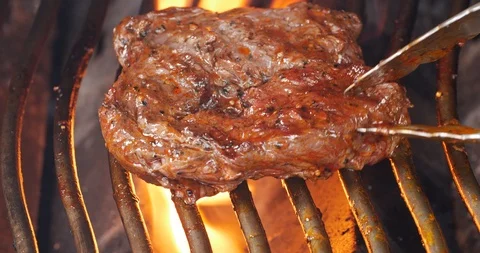 Cinema 4K macro of the delicious beef steak on the grill Video stock 91918752