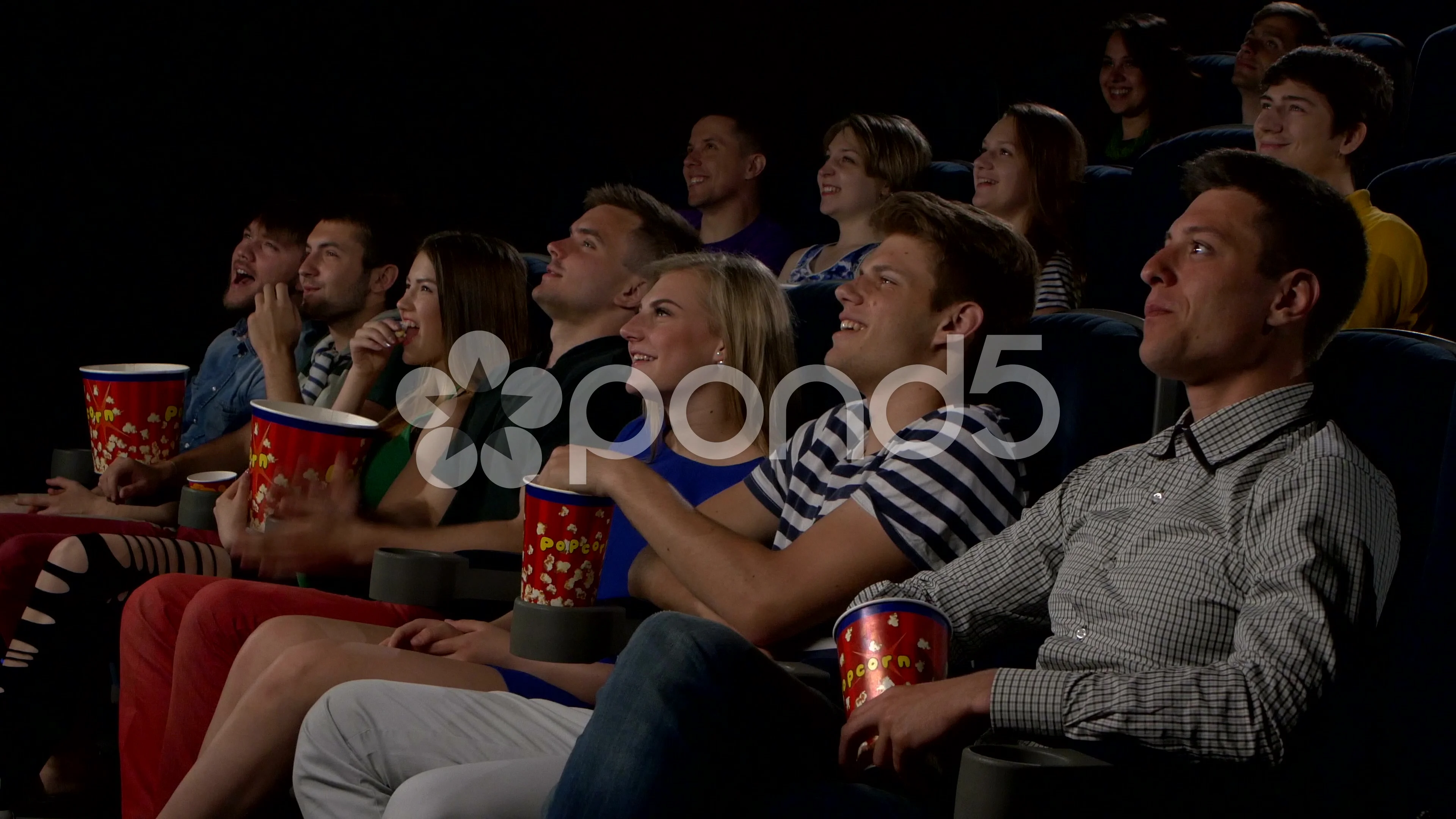 Friends watch a movie. Люди в кинотеатре. Толпа в кинотеатре. Кинозал с людьми. Человек в толпе кинозал.