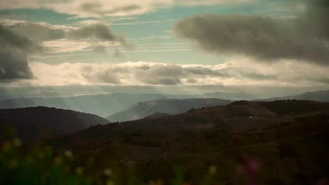 Cinemagraph Loop - Sunrays and Clouds over the Hills - motion photo Video stock 98709677