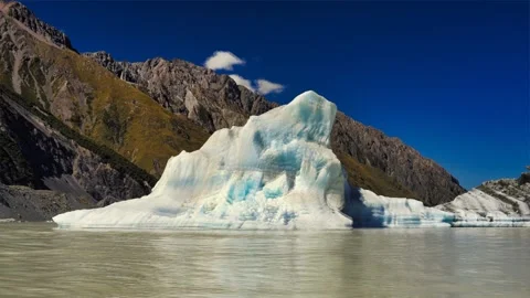 Cinemagraph motion loop of melting iceberg in glacier lake Stock Footage 151970250