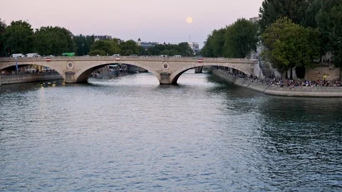 Cinemagraph in Paris, in the evening. Stock Footage 98980141
