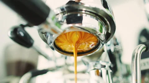 CINEMAGRAPH SEAMLESS LOOP VIDEO: Coffee espresso machine perfect extraction 스톡 동영상 137282063