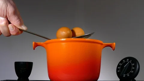 Cinemagraph – Two eggs being held over a pan of water with steam rising. 스톡 동영상 129183246