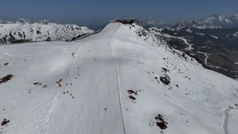 Cinematic 4K 60fps Aerial Tracking Shot of Skiers at Zwölferkogel Summit Vídeos de archivo 330310153