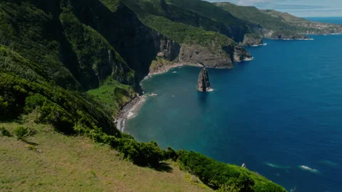 Cinematic Aerial Drone Shot of Dramatic Volcanic Sea Cliffs, Rugged Coastline Stockbeeldmateriaal 336027544