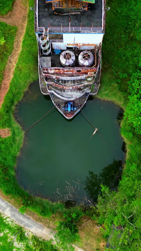Cinematic Aerial of Ghost Ship Koh Chang Abandoned Cruise Ship Thailand 스톡 동영상 338385342