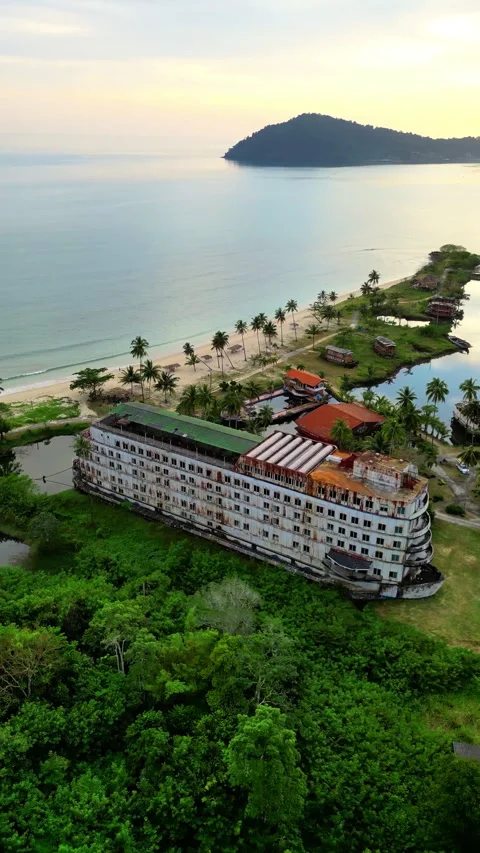 Cinematic Aerial of Ghost Ship Koh Chang Abandoned Cruise Ship Thailand Vidéo 338396594