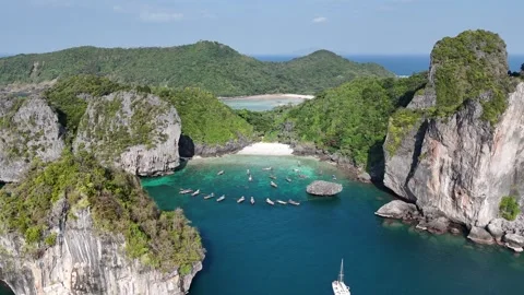 Cinematic Aerial of Phi Phi Island – Stunning Coastline &amp; Crystal Water 스톡 동영상 310628442