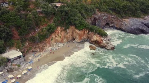 Cinematic Aerial Pull-back Reveal of Mylopotamos Beach and Rock Arch 库存影片 332765606