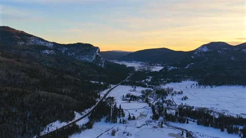 Cinematic Aerial Reverse Flight Over Frozen Ice Patterns in Wolf Creek Colorado Vídeo Stock 330894037