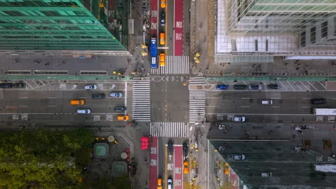 Cinematic aerial top down view of New York City intersection with taxis and Vídeos de archivo 324627230