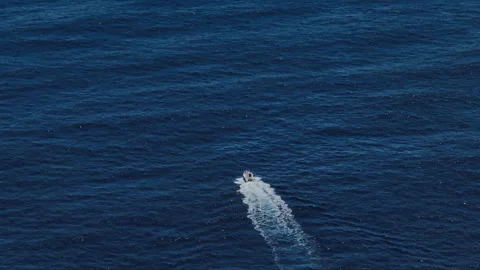 Cinematic Aerial Top-Down View of a Small Motorboat Navigating the Deep Blue 库存影片 336027925