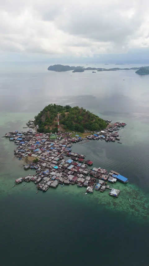 Cinematic Aerial View Floating Water Village Misool Raja Ampat 動画素材 338204053