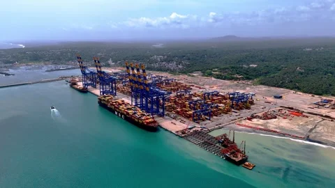 Cinematic aerial view of an MSC container ship berthed at Vizhinjam 스톡 동영상 345080421