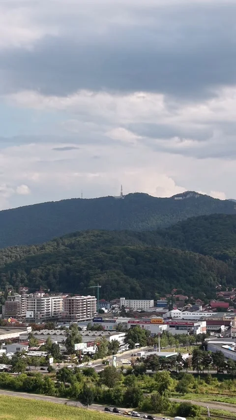 Cinematic aerial view of Tampa Mountain in the distance, Brasov Video stock 344805553