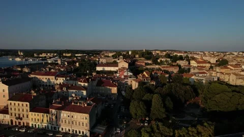 Cinematic and dramatic aerial view of the autumn city with clouds in the sky Vidéo 170444043