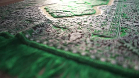 Cinematic camera movement over a green Muslim prayer rug, focusing on texture Stockbeeldmateriaal 348735751