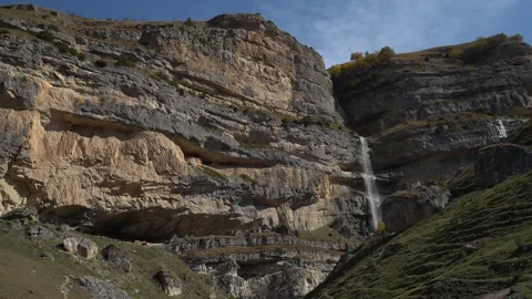 Cinematic Camera Pan of Twin Mountain Waterfalls 動画素材 327054269