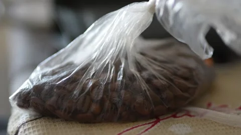 Cinematic close-up of roasted coffee beans inside a plastic bag 库存影片 330943040