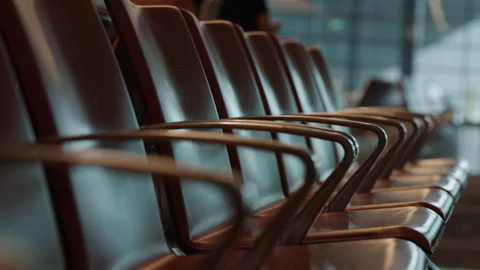 Cinematic Close-up Shot of Empty Leather Seats and Armrests in an Airport Vidéo 335203416