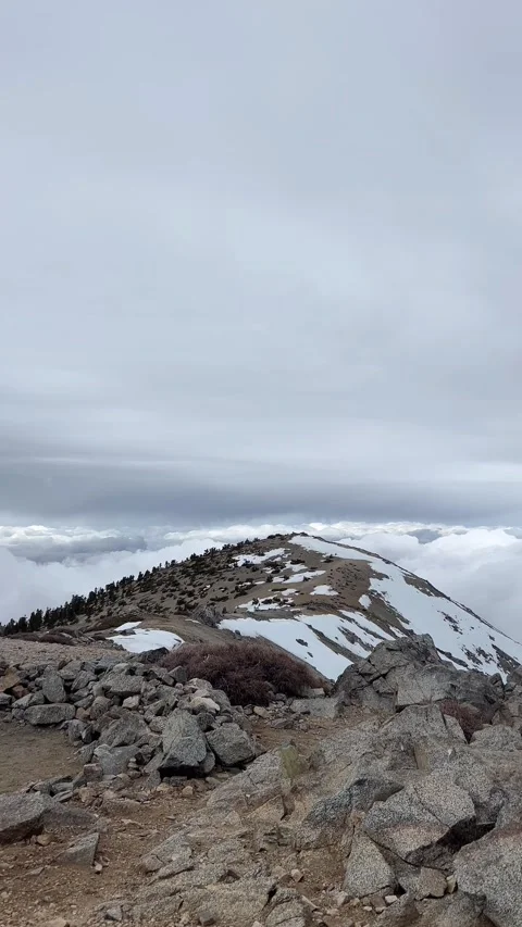 Cinematic Cloud Sea Over Alpine Ridge at Mount Baldy Vertical 4K 스톡 동영상 334691640