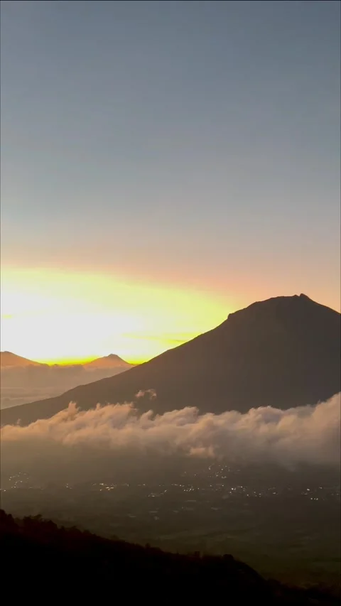 Cinematic Dawn View of Mount Sumbing, Mount Merbabu, and Mount Merapi 스톡 동영상 340150930