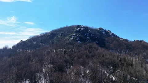 Cinematic Drone Ascending from Mountain Base to Snowy Peak with Blue Sky 4K Vídeo Stock 334548577