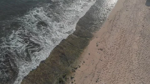Cinematic drone filming the empty beach Vidéo 260287930