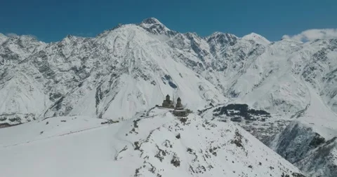 Cinematic Drone Flight Around Gergeti Church and Snowy Mountains Vídeos de archivo 339283892