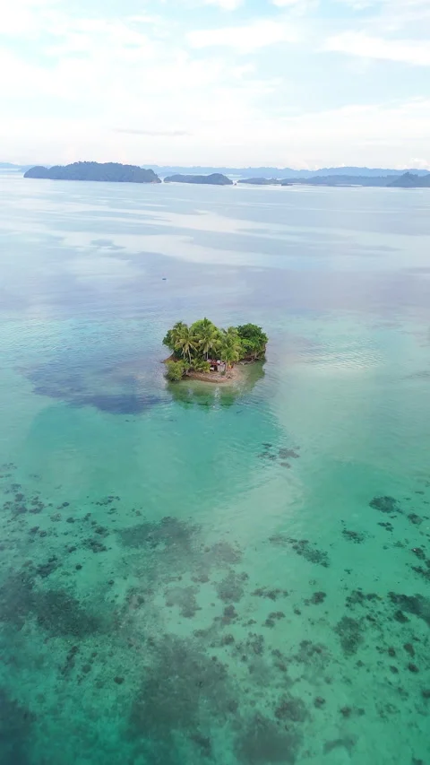 Cinematic Drone Flight Over Deserted Paradise Island 4K UHD Vidéo 338203370