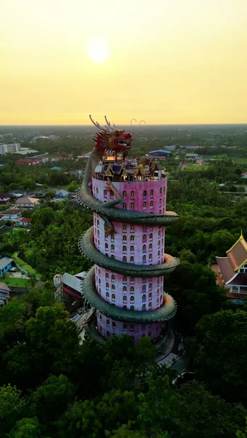 Cinematic Drone Flight Over Giant Dragon Sculptured Temple 4K UHD Vidéo 338415013
