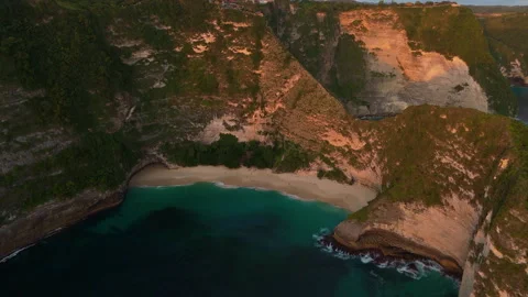 Cinematic Drone Flight Over Iconic Nusa Penida Coastline 4K UHD Видео 340480211