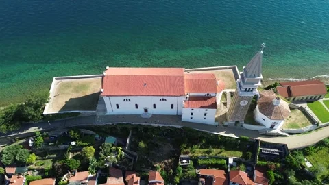 Cinematic drone flight over St. George Church and historic Piran, Slovenia. Vídeos de archivo 340884980