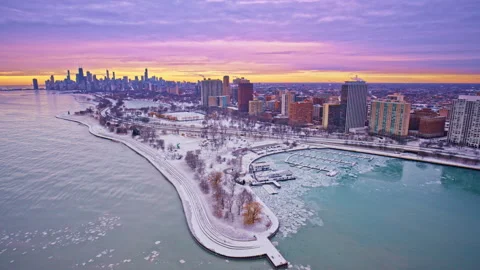 Cinematic drone flyover of Chicago’s Loop in the soft light of a winter dawn. Stock Footage 332268718