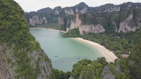 Cinematic Drone Flyover of Koh Phi Phi Cliffs and Lagoon Vídeos de archivo 336299554