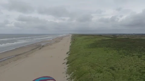 Cinematic drone forward movement revealing a paraglider soaring over Vídeos de archivo 333988052