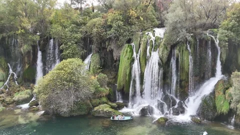 Cinematic Drone Orbit of the Lush Emerald Basin at Kravica Falls Vídeo Stock 331865042