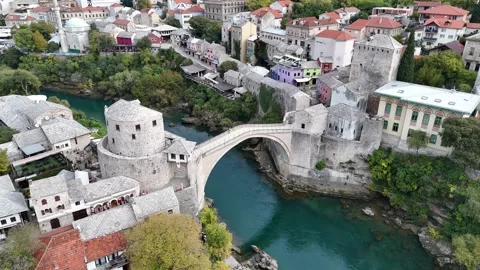 Cinematic Drone Orbit of Mostar’s Medieval Old Town and Neretva River Vídeos de archivo 331868059