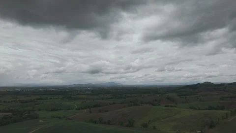 Cinematic Drone Panorama of Endless Green Hill Valley, Small Farms and Cumu.. Vídeos de archivo 337392896
