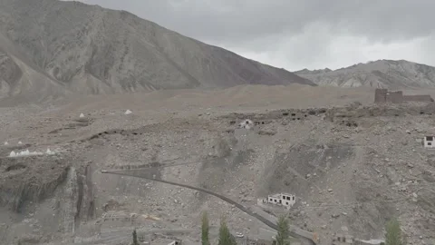 Cinematic Drone Pull Out Revealing Ancient Ladakh Monastery and Mountains with Vídeos de archivo 334656010