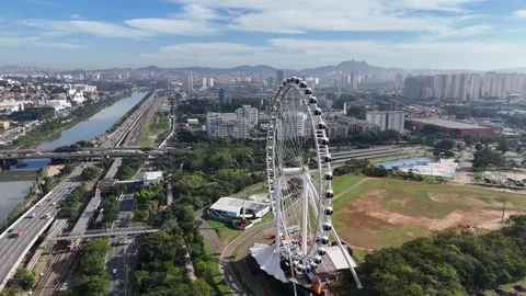 Cinematic drone pullback from the Ferris wheel at Villa-Lobos Park, revealing Vídeo Stock 339104588