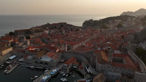 Cinematic Drone Push Forward Over Dubrovnik Old Town Terracotta Rooftops Dusk Vídeos de archivo 337849820
