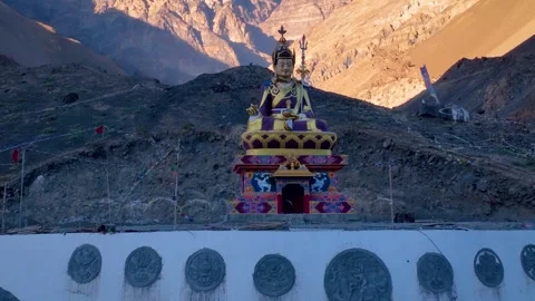 Cinematic Drone Push in shot of Giant Guru Rinpoche Statue in Spiti Desert Stockbeeldmateriaal 333061663