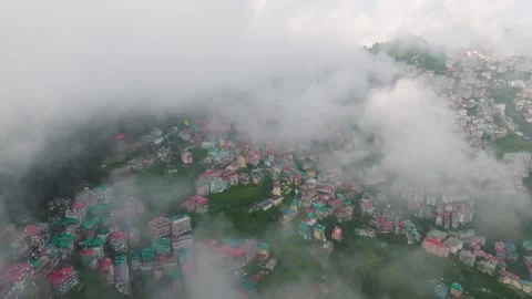 Cinematic Drone shot of Densely Packed Shimla City Through Misty Clouds Stockbeeldmateriaal 333062802