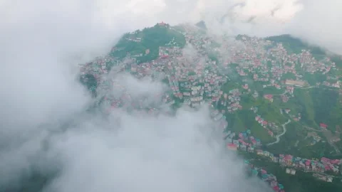 Cinematic drone shot through clouds revealing Shimla hillstation, India. Stockbeeldmateriaal 333063132
